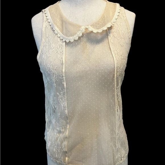 Delicate lace sleeveless, with collar top. It’s oh so feminine and dainty. - Picture 6 of 7